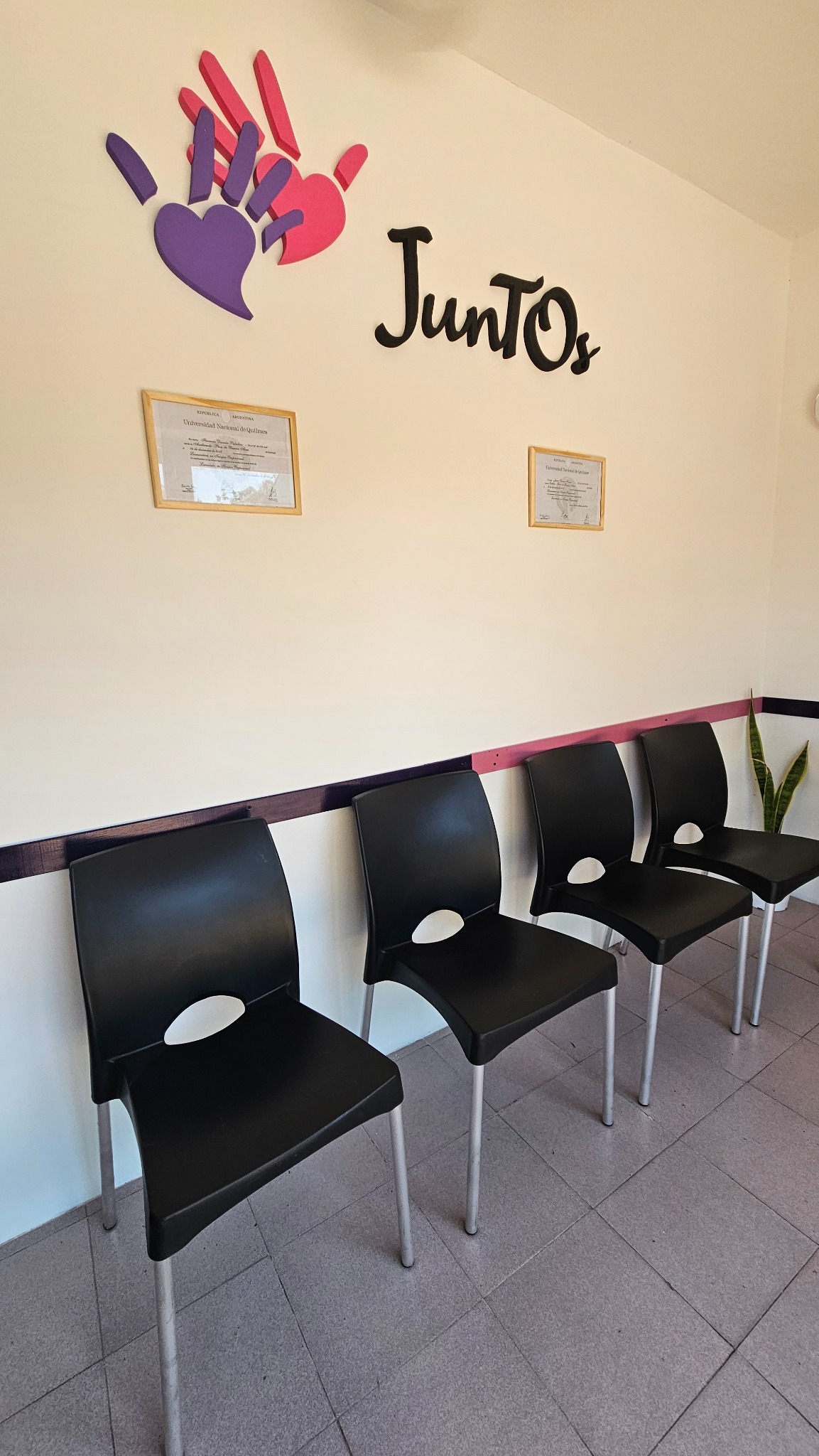 Sala de espera de JunTOs, con el logo en la pared